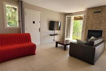 تختخواب و صبحانه Cosy Cottage With Private Pool