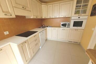 تختخواب و صبحانه Cosy Cottage With Private Pool