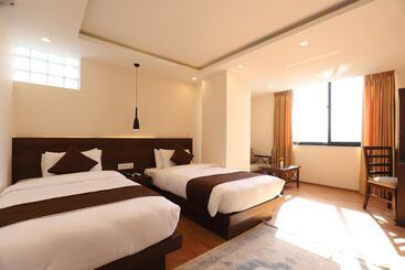 Apex Business Hotel   Airport