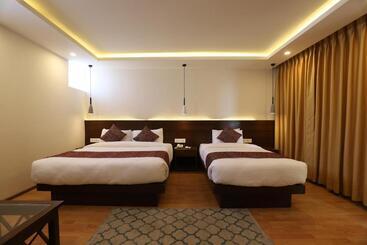 Apex Business Hotel   Airport