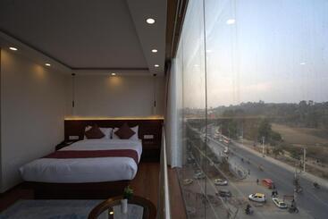 Apex Business Hotel   Airport