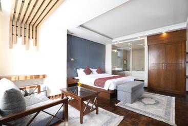 Apex Business Hotel   Airport