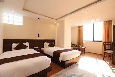 Apex Business Hotel   Airport