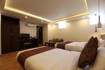 Apex Business Hotel   Airport