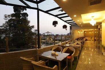 Apex Business Hotel   Airport