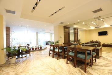 Apex Business Hotel   Airport