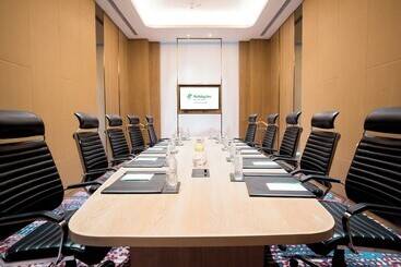 هتل Holiday Inn Lucknow Airport, An Ihg