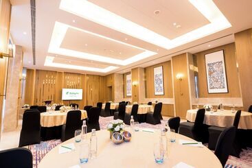هتل Holiday Inn Lucknow Airport, An Ihg