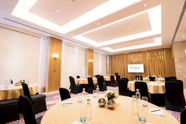 هتل Holiday Inn Lucknow Airport, An Ihg
