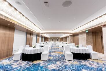 هتل Holiday Inn Lucknow Airport, An Ihg