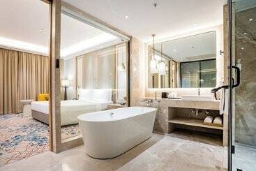 هتل Holiday Inn Lucknow Airport, An Ihg