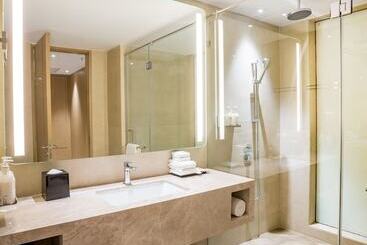 هتل Holiday Inn Lucknow Airport, An Ihg
