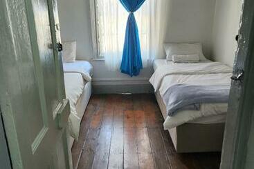 Общежитие Msunduzi River View Backpackers