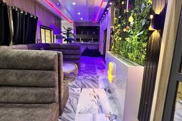Clique Court Hotel & Suite