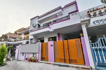 Collection O Hotel Vijay Inn Near Gomti Riverfront Park