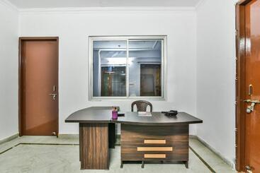 Collection O Hotel Vijay Inn Near Gomti Riverfront Park