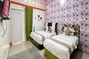 هتل Anaqi Homestay Mitra Reddoorz