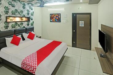 בית מלון כפרי Oyo Flagship 80569 Gokulam Grand