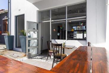پانسیون Aircommodation Guesthouse