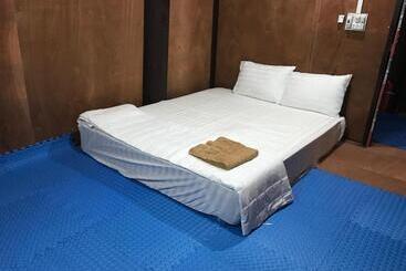 هتل Bee Lucky Homestay Cat Ba Island