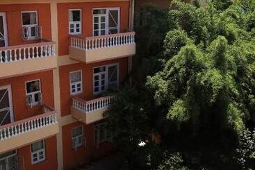هتل Melungtse & Apartment
