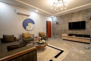 Yanna Apartment By Khaliques