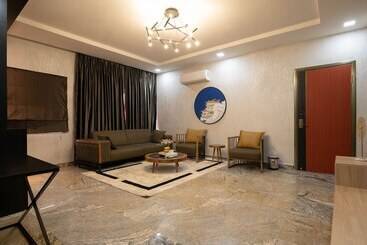 Yanna Apartment By Khaliques