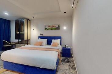 Yanna Apartment By Khaliques