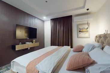 Yanna Apartment By Khaliques