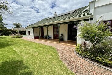 پانسیون Whistlewood Guesthouse Walmer, Port Eizabeth