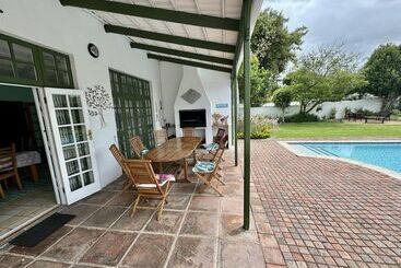 پانسیون Whistlewood Guesthouse Walmer, Port Eizabeth