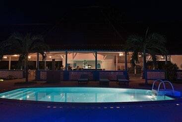 هتل Blu' Beach Bungalows