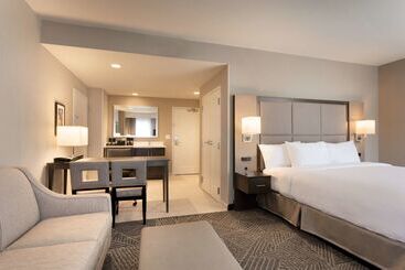 هتل Embassy Suites By Hilton Kansas City Olathe