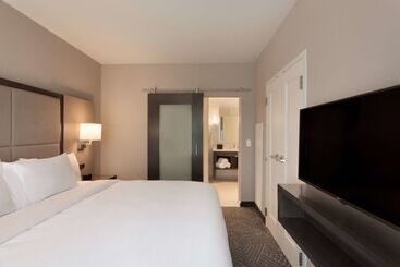 هتل Embassy Suites By Hilton Kansas City Olathe