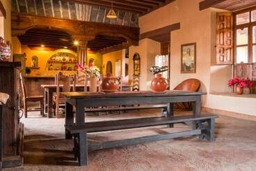 هتل Meson De San Antonio