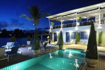 هتل Phuket Boat Quay