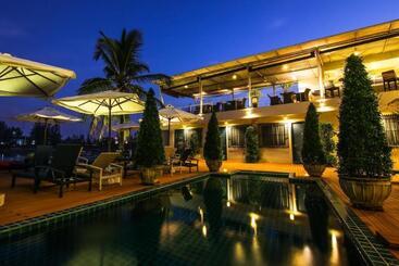 هتل Phuket Boat Quay