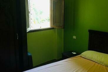 تختخواب و صبحانه القرنة