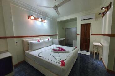 هتل One On Inn Maldives