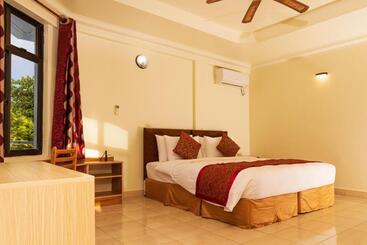 هتل One On Inn Maldives