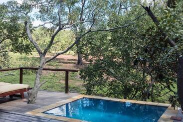 هتل Ndlovu Safari Lodge