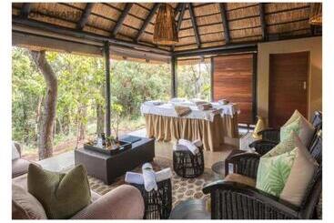 هتل Ndlovu Safari Lodge