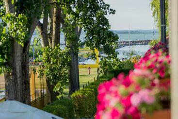 تختخواب و صبحانه Port étterem&panzió