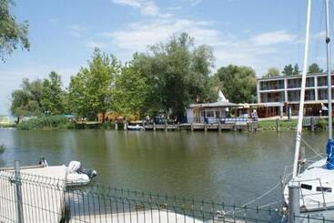 تختخواب و صبحانه Port étterem&panzió