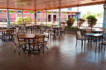 هتل Miryams Village Inn Safari Lodge