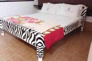 هتل Miryams Village Inn Safari Lodge