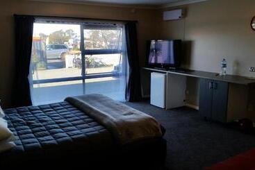 Moeraki Boulders Motel
