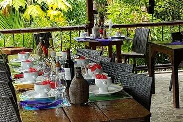 هاستل Hibiscus Valley Inn