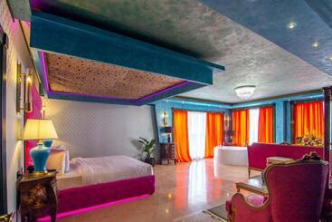 هتل Phoenicia Blue View