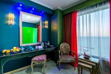 هتل Phoenicia Blue View